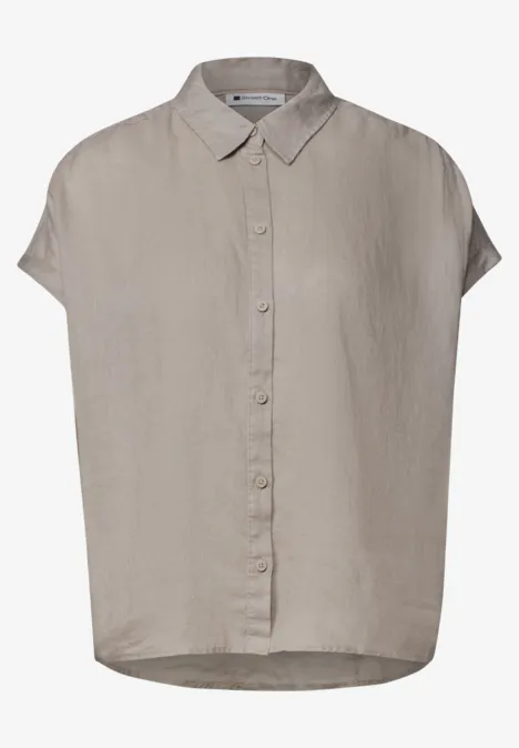 Dropped Shoulder Bluse aus Leinen timeless beige Hellbeiges, kurzärmeliges Leinenhemd mit Knopfleiste und klassischem Kragen.