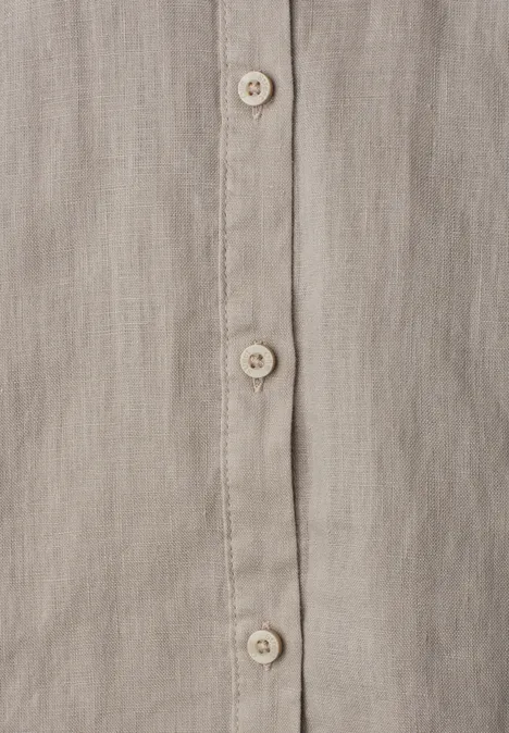 Dropped Shoulder Bluse aus Leinen timeless beige Nahaufnahme eines beige-grauen Leinenhemds mit Knopfleiste und cremefarbenen Knöpfen.