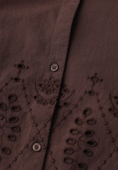 Bruin overhemd met bloemrijk borduurwerk en cut-out details, knoopsluiting in beeld.