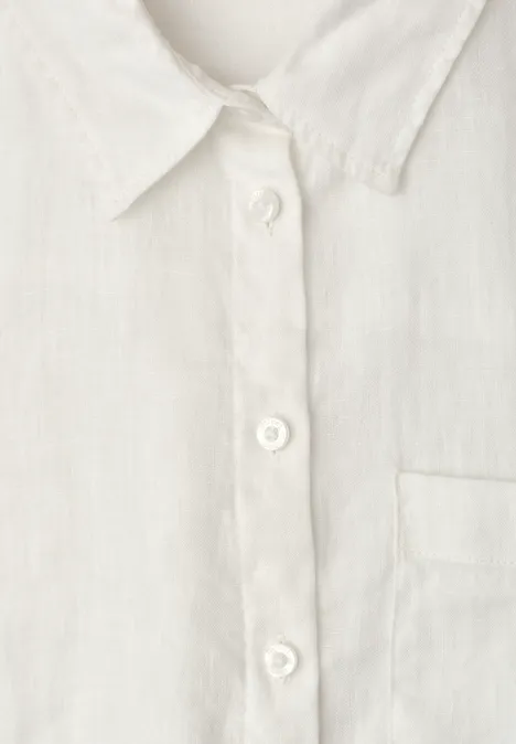 Vue de face d’un chemisier en lin blanc épuré avec col, boutonnage et poche poitrine