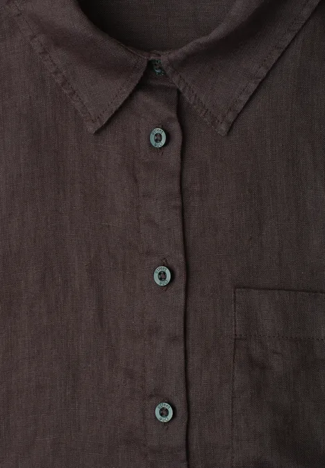 Chemise en lin marron à col, patte de boutonnage et poche poitrine.
