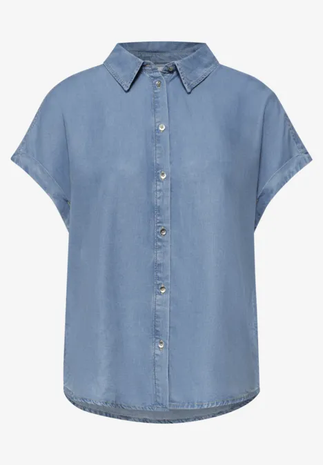 Lichtblauw denim overhemd met korte mouwen, kraag en doorlopende knopenrij.