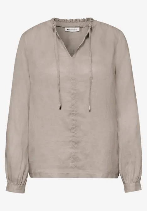 Beige linnen blouse met V-hals, lange mouwen en bindstrikjes.