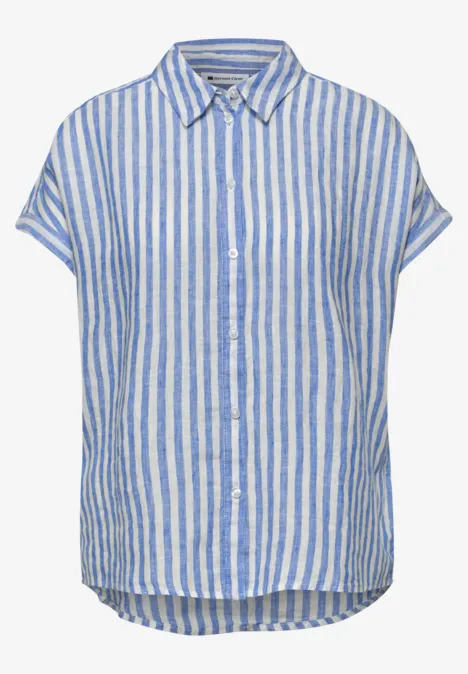 Lichtblauw-wit gestreept blousehemd met korte mouwen en knoopsluiting.