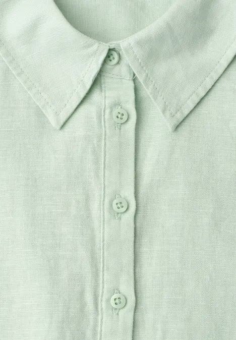 Pastelgroen linnen overhemd met knopenrij en puntige kraag, eenvoudig en elegant ontwerp.