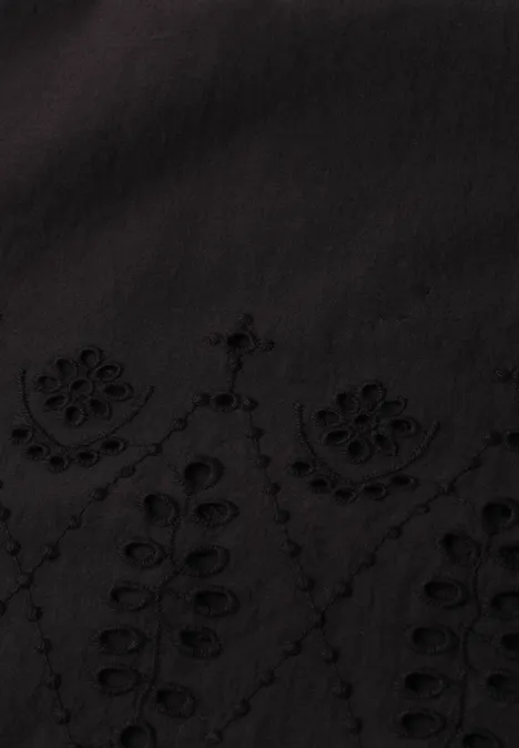 Zwarte stof met fijne open borduursels in bloemmotieven.