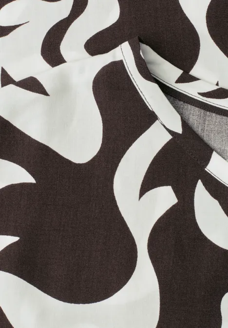 Gros plan sur un tissu noir et blanc à motif abstrait et ondulé
