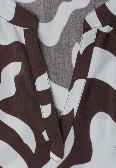 Braun-weißes Oberteil mit abstraktem Muster und V-Ausschnitt