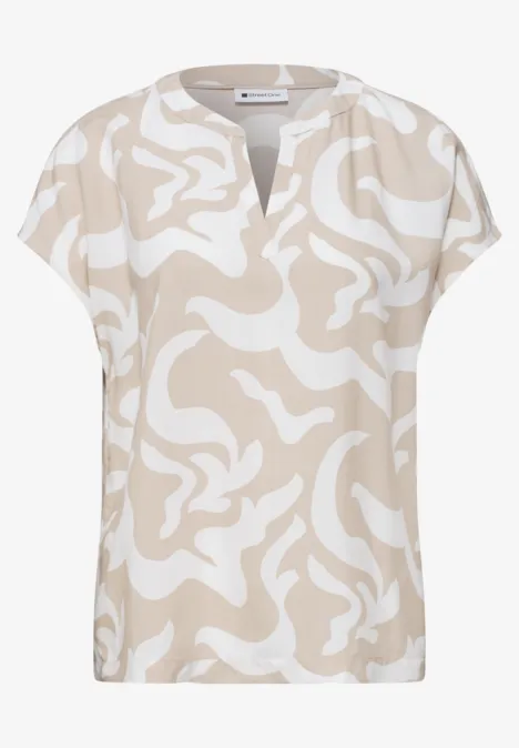 Beige-weiße Kurzarmbluse mit abstraktem, wellenförmigem Muster und V-Ausschnitt.