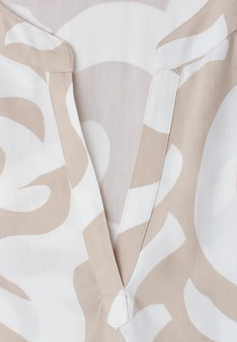 Beige-weißes Textilmuster mit großen abstrakten, organischen Formen.