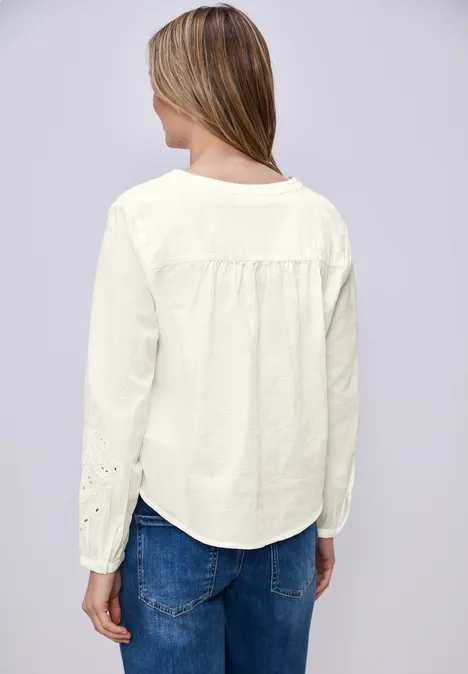 Bluse mit V-Neck und Stickerei off white