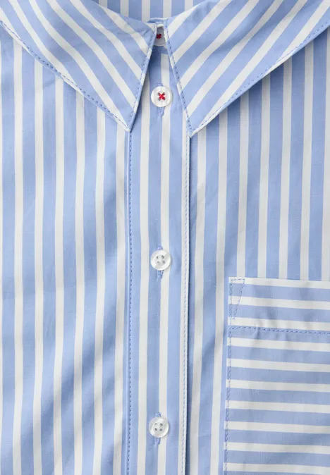 Bluzka koszulowa z kołnierzykiem koszuli i nadrukiem na plecach original blue Bluzka koszulowa z kołnierzykiem koszuli i nadrukiem na plecach original blue