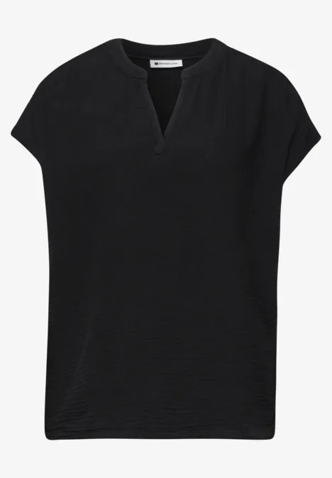 Schwarzes, kurzärmeliges Damenoberteil mit V-Ausschnitt, gerader Passform und feiner Textur.