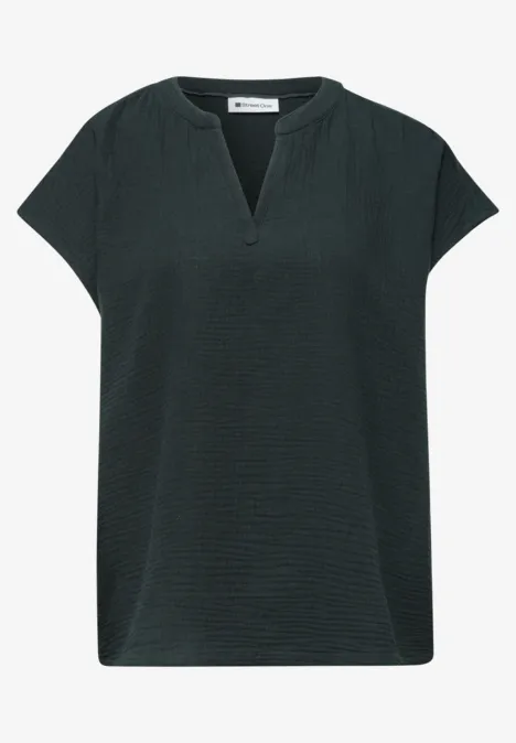 Dunkelgrüne, kurzärmlige Damenbluse mit V-Ausschnitt und feiner Textur.