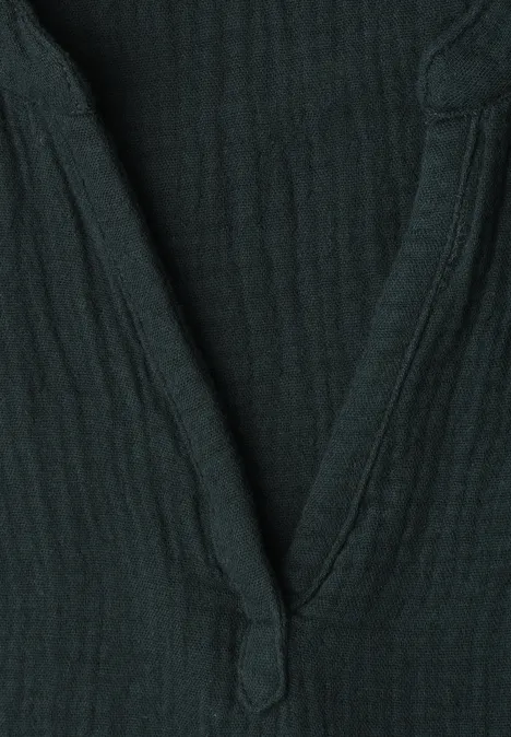 Dunkelgrüner, gerippter Pullover mit V-Ausschnitt und Knopfleiste