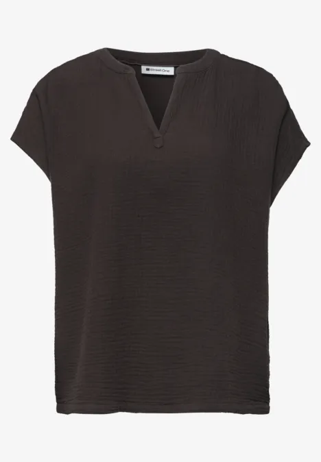 Schwarzes, kurzärmeliges Blusenshirt mit V-Ausschnitt.