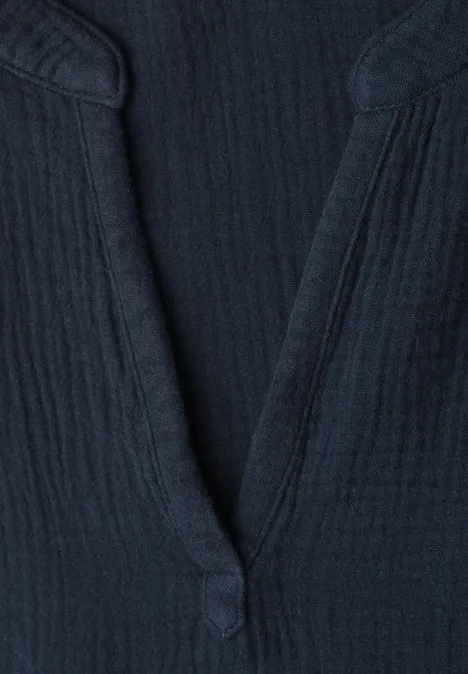 Nahaufnahme eines dunkelblauen, gerippten V-Ausschnitt-Shirts mit Knopfdetail