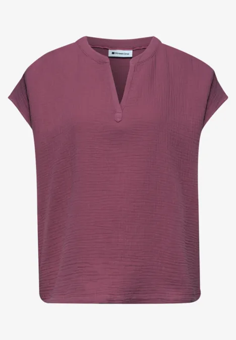 Lila Damenshirt mit Cap-Ärmeln und kleinem Schlitz im V-förmigen Ausschnitt.