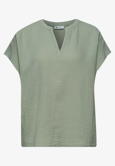 Salbeigrünes Kurzarmshirt mit V-Ausschnitt und feiner Struktur.