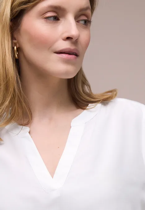 Blouse met gespleten hals en omslag White