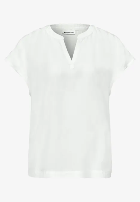 Blouse blanche à manches courtes, col en V, coupe ample, style épuré et élégant.