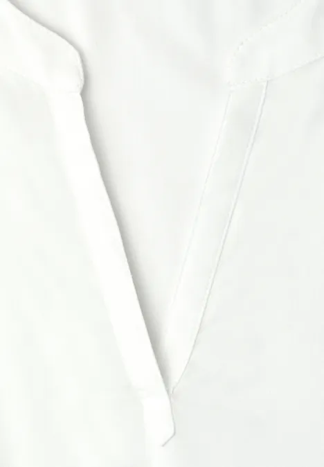 Nahaufnahme eines weißen Hemd-Ausschnitts mit V-Kragen