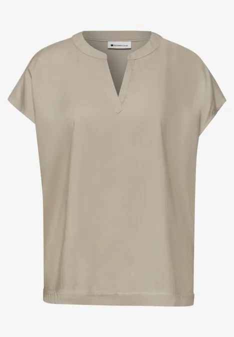 Beige T-Shirt mit kurzen Ärmeln und kleinem V-Ausschnitt.