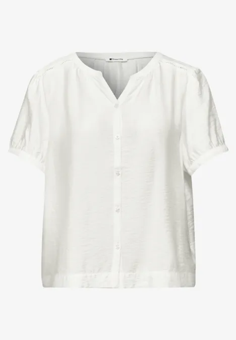 Weiße, kurzärmlige Bluse mit Knopfleiste und leichtem V-Ausschnitt.