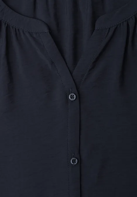 Dunkelblaue Damenbluse mit V-Ausschnitt und durchgehender Knopfleiste.