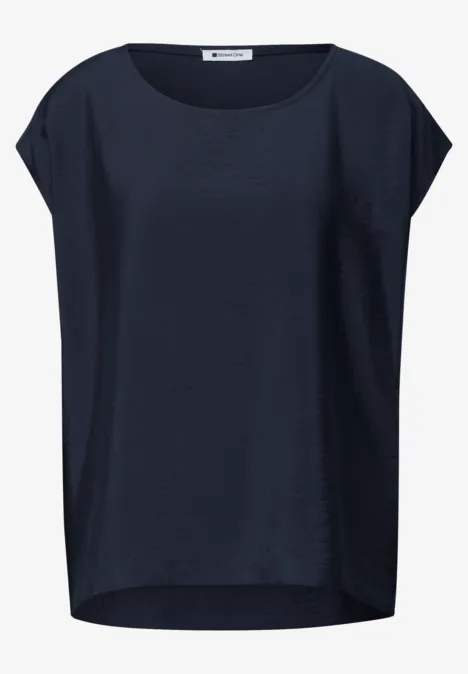 Dunkelblaues Damen-Shirt mit kurzen Ärmeln, Rundhalsausschnitt und leicht verlängerter Rückenpartie.