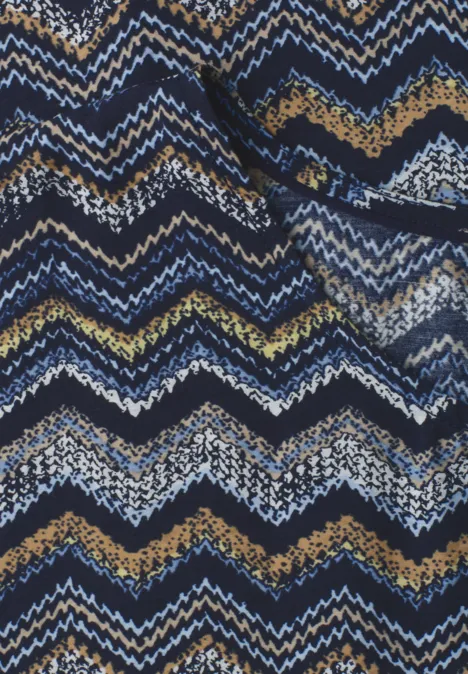 Nahaufnahme eines Stoffes mit Chevron-Muster in Blau-, Weiß- und Brauntönen.