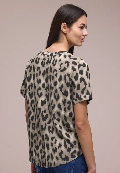 Bluse mit Split Neck und Animal Print timeless beige Bluse mit Split Neck und Animal Print timeless beige