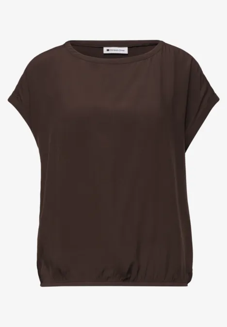 Braunes, leger geschnittenes Damen-Shirt mit U-Boot-Ausschnitt und kurzem Arm.