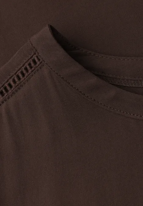 Braunes T-Shirt mit Rundhalsausschnitt und Spitzenbesatz an der Schulter