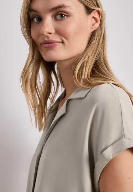 Blouse met overhangende schouders en bowlingkraag timeless beige