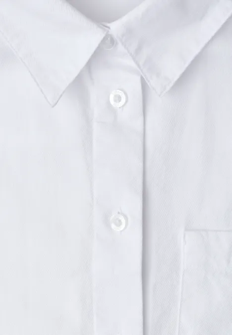 Weiße Hemdbluse mit Kragen, Knopfleiste und Brusttasche aus Baumwollstoff.