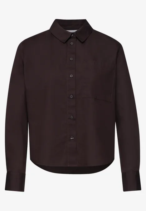 Dunkles Hemd mit langen Ärmeln, Knopfleiste, Kragen und Brusttasche.