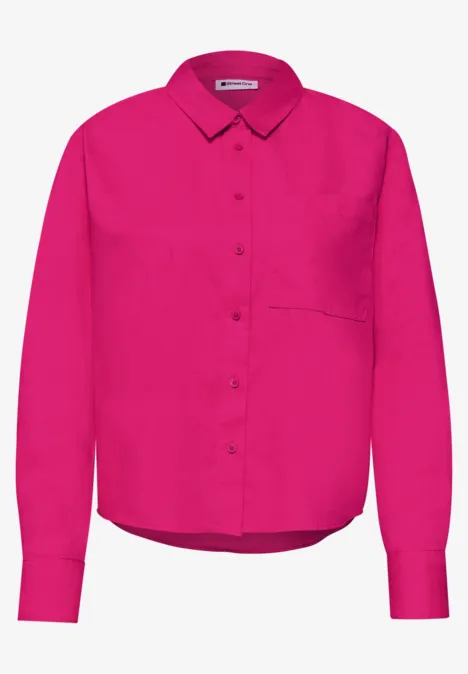 Felroze blouse met lange mouwen, klassieke kraag, borstzak en knoopsluiting.