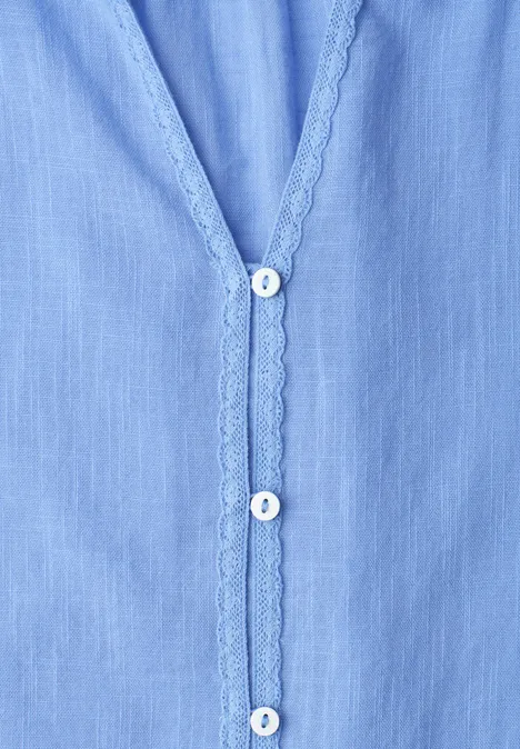 Hellblaues Hemd mit zarter Spitzenkante und weißen Knöpfen