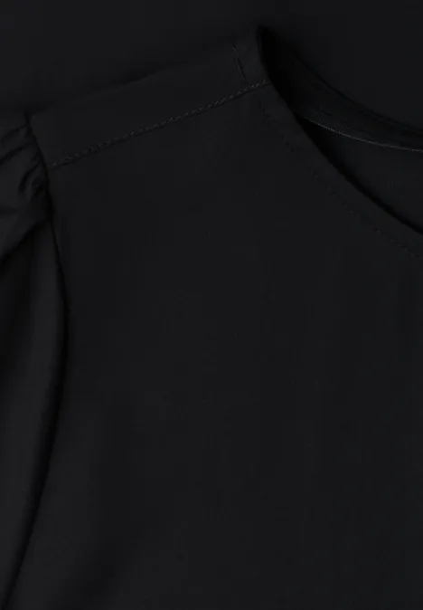 Zwart shirt met ronde hals en subtiele pofmouwtjes