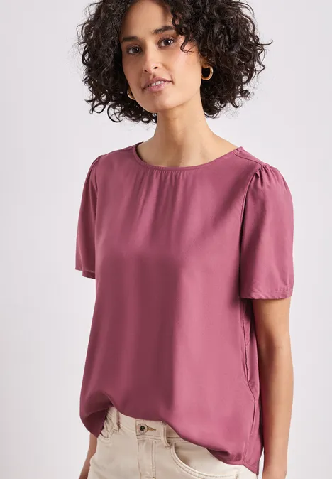 Bluse mit Rundhals und kurzen Puffärmeln dark clouded blush Modell trägt rosa kurzärmlige Bluse mit rundem Ausschnitt und leichtem Fall.