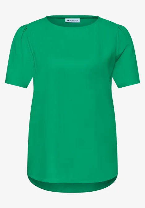 Bluse mit Rundhals und kurzen Puffärmeln ever green Ein schlichtes, grünes T-Shirt mit kurzen Ärmeln, Rundhalsausschnitt und leicht verlängertem Rückenteil.