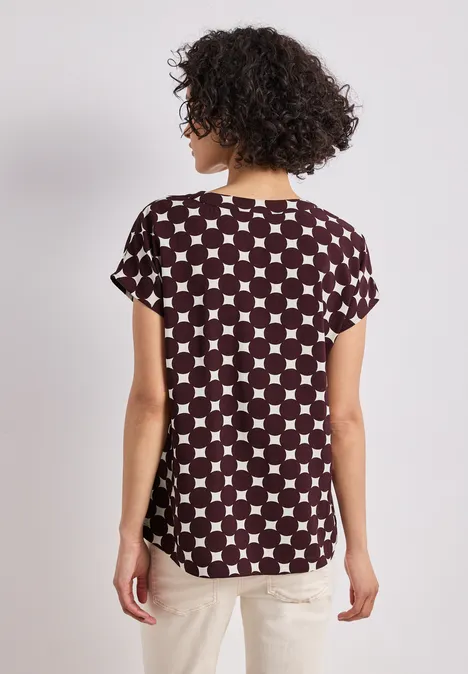 Dropped Shoulder Bluse mit Split Neck rustic rouge Rückansicht einer Frau in karierter, kurzärmeliger Bluse in Bordeaux mit weißen Quadraten und Kreuzen.