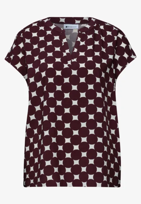 Dropped Shoulder Bluse mit Split Neck rustic rouge Weinrotes Damen-Shirt mit weißem Kreismuster und V-Ausschnitt, locker geschnittene Kurzarmbluse.
