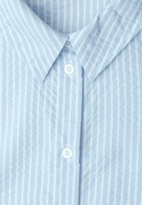 Hellblau-weiß gestreiftes Hemd mit Kentkragen und zwei sichtbaren weißen Knöpfen.