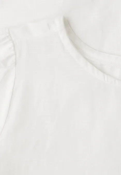 Nahaufnahme eines schlichten weißen T-Shirts mit Rundhalsausschnitt.