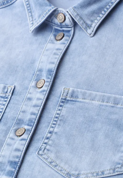 Helles blaues Jeanshemd mit Knopfleiste und Fronttasche