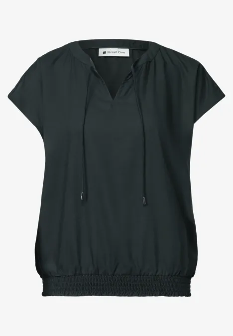 Zwarte blouse met korte mouwen, V-hals, koordsluiting en elastische onderzoom.