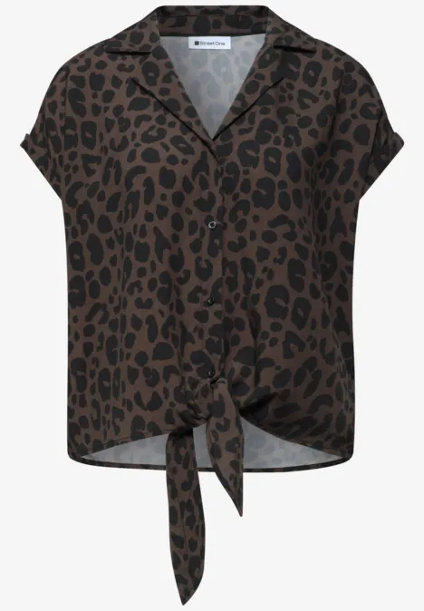 Chemisier court marron à imprimé léopard noir avec nœud devant.