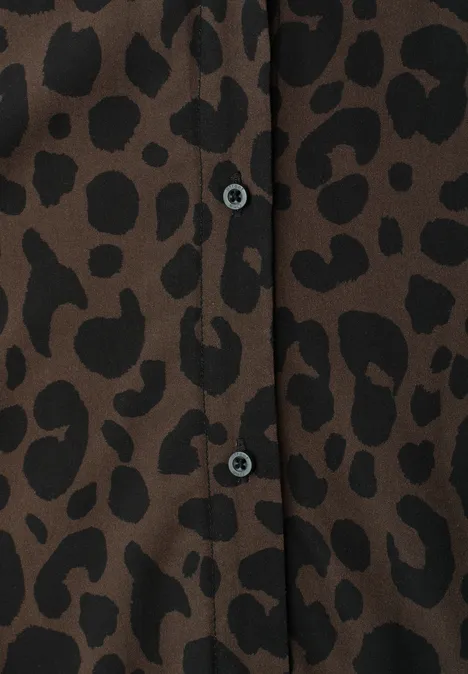 Chemise marron à motif léopard noir avec patte de boutonnage.